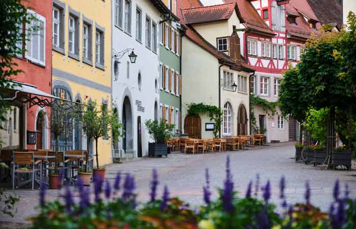Historische Gasse in der Altstadt von Meersburg mit Fachwerkhäusern und Lavendel im Vordergrund.