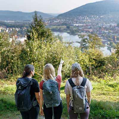 Wandergruppe steht auf einem Aussichtspunkt mit Blick auf Miltenberg und den Main.