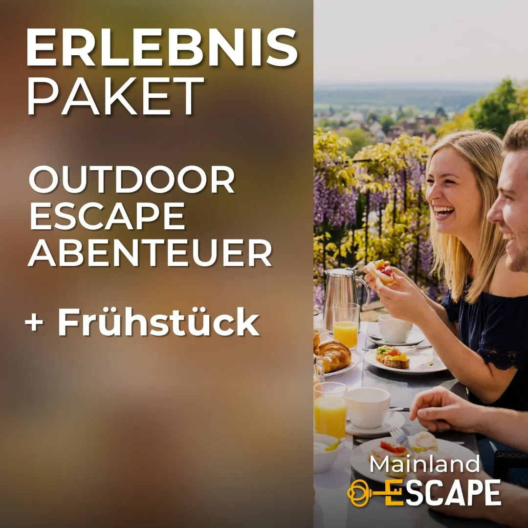Erlebnispaket Frühstarter mit Frühstück und Outdoor Escape Abenteuer am Kaiserstuhl, dargestellt mit lachender Frau im Hotelgarten am Frühstückstisch.