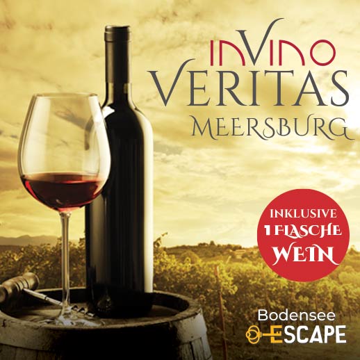 Rotwein und Weinglas stehen auf einem Holzfass in den Weinreben vor einem Sonnenuntergang.