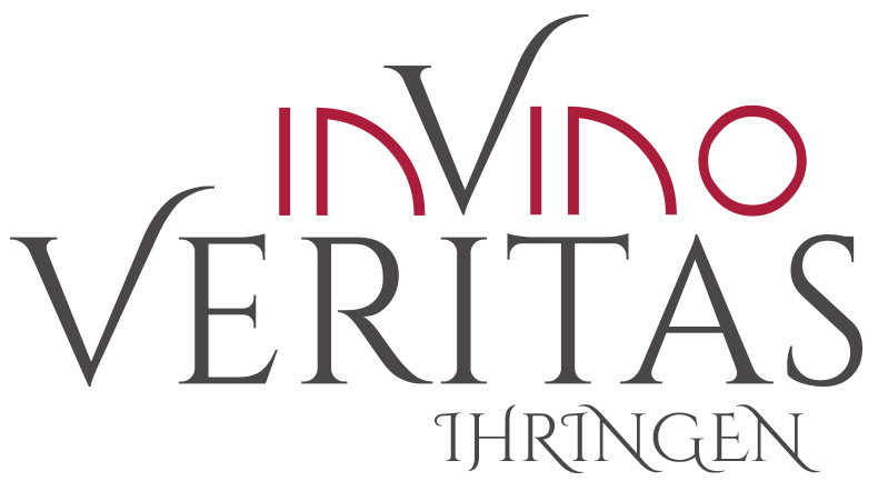 Der Schriftzug „In Vino“ in Grau und Rot steht über dem grauen, serifbetonten „Veritas“, darunter „Ihringen“ in kleiner, eleganter Schrift.
