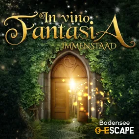 Titelbild des Outdoor Escape Abenteuers „In Vino Fantasia“ in Immenstaad mit magischem Holztor in einem verwunschenen Wald, leuchtenden Funken.