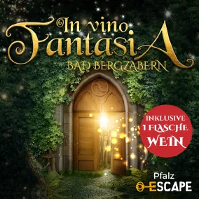 Titelbild des Outdoor Escape Abenteuers „In Vino Fantasia“ in Bad Bergzabern mit magischem Holztor in einem verwunschenen Wald, leuchtenden Funken.