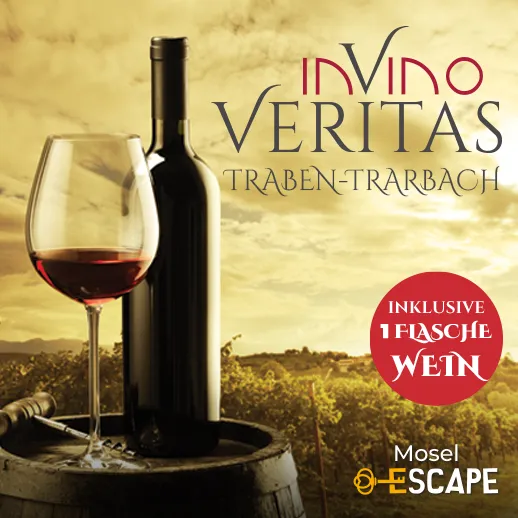 Rotwein und Weinglas stehen auf einem Holzfass in den Weinreben vor einem Sonnenuntergang.