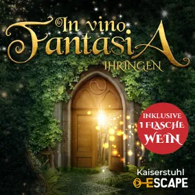 Mystische Holztür, in einer Wand aus dichten Weinblättern, aus der goldenes Licht strömt. Titelbild für das Outdoor Escape-Abenteuer „In Vino Fantasia“ inklusive einer Flasche Wein.