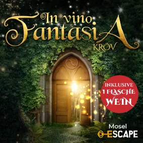 Titelbild des Outdoor Escape Abenteuers „In Vino Fantasia“ in Mosel mit magischem Holztor in einem verwunschenen Wald, leuchtenden Funken.