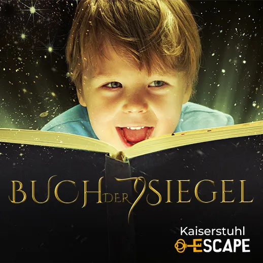 Ein kleiner Junge blickt freudig lachend in ein großes Buch, aus dem goldenes Licht strahlt und Lichtfunken sprühen.