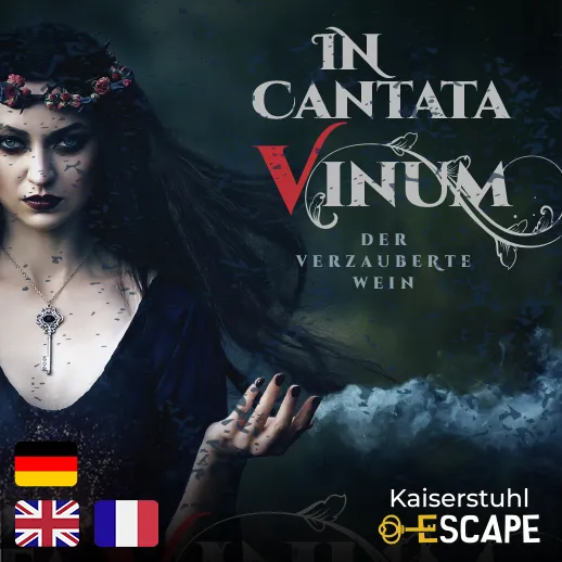 Titelbild des Outdoor-Escape-Abenteuers „In Cantata Vinum – Der verzauberte Wein“: Eine düster inszenierte, mystische Frau mit einer Schlüsselkette steht vor nebligem Hintergrund. Rechts ist der Titel in gotischer Schrift zu sehen, unten die Sprachsymbole für Deutsch, Englisch und Französisch sowie das Logo „Kaiserstuhl Escape“.