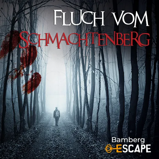 Eine einzelne Person steht auf einem nebligen Waldweg zwischen hohen Bäumen, während der Schriftzug „Fluch vom Schmachtenberg“ auf das Outdoor-Escape-Abenteuer in Bamberg hinweist.