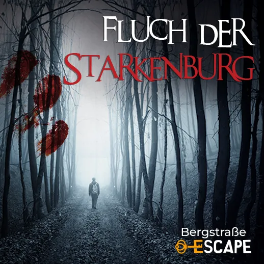 Eine einzelne Person steht auf einem nebligen Waldweg zwischen hohen Bäumen, während der Schriftzug „Fluch der Starkenburg“ auf das Outdoor-Escape-Abenteuer in Heppenheim hinweist.
