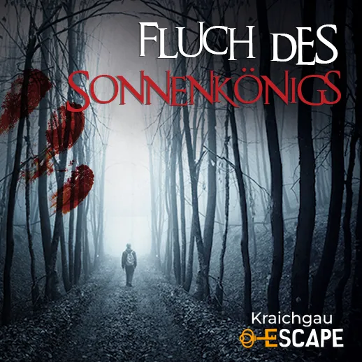 Eine einzelne Person steht auf einem nebligen Waldweg zwischen hohen Bäumen, während der Schriftzug „Fluch des Sonnenkönigs“ auf das Outdoor-Escape-Abenteuer hinweist.