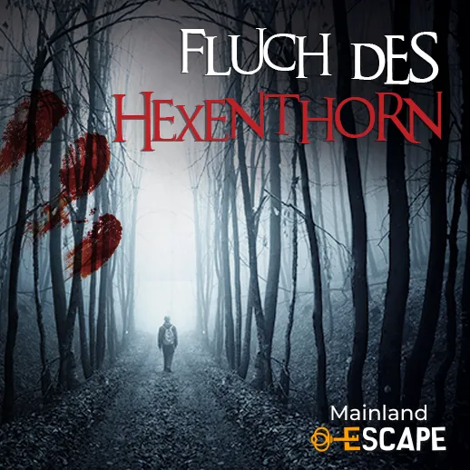 Eine einzelne Person steht auf einem nebligen Waldweg zwischen hohen Bäumen, während der Schriftzug „Fluch des Hexenthorn“ auf das Outdoor-Escape-Abenteuer hinweist.