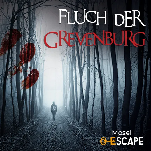 Eine einzelne Person steht auf einem nebligen Waldweg zwischen hohen Bäumen, während der Schriftzug „Fluch der Grevenburg“ auf das Outdoor-Escape-Abenteuer an der Mosel hinweist.