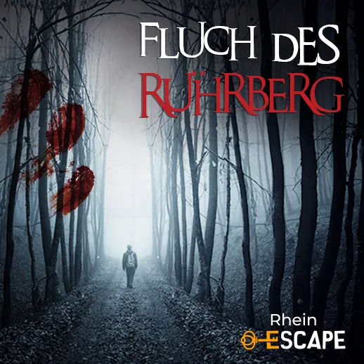 Eine einzelne Person steht auf einem nebligen Waldweg zwischen hohen Bäumen, während der Schriftzug „Fluch des Rührberg“ auf das Outdoor-Escape-Abenteuer hinweist.