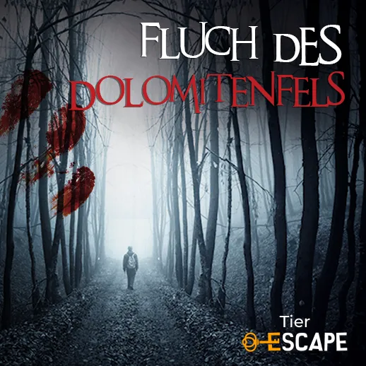 Eine einzelne Person steht auf einem nebligen Waldweg zwischen hohen Bäumen, während der Schriftzug „Fluch des Dolomitenfels“ auf das Outdoor-Escape-Abenteuer hinweist.