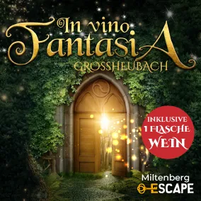 Mystische Holztür, in einer Wand aus dichten Weinblättern, aus der goldenes Licht strömt. Titelbild für das Outdoor Escape-Abenteuer „In Vino Fantasia“ inklusive einer Flasche Wein.