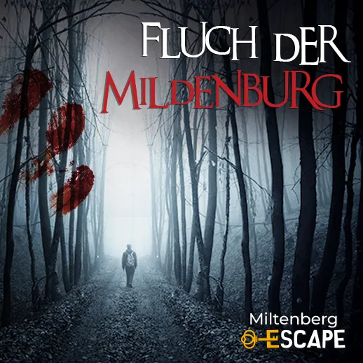 Eine einzelne Person steht auf einem nebligen Waldweg zwischen hohen Bäumen, während der Schriftzug „Fluch der Mildenburg“ auf das Outdoor-Escape-Abenteuer hinweist.