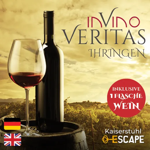 Titelbild des Outdoor Escape Abenteuers In Vino Veritas in Obernbreit mit Weinflasche, Weinglas und Weinbergen im Hintergrund.