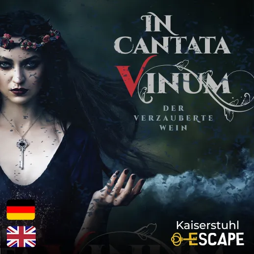 Titelbild des Outdoor-Escape-Abenteuers „In Cantata Vinum – Der verzauberte Wein“: Eine düster inszenierte, mystische Frau mit einer Schlüsselkette steht vor nebligem Hintergrund. Rechts ist der Titel in gotischer Schrift zu sehen, unten die Sprachsymbole für Deutsch, Englisch und Französisch sowie das Logo „Kaiserstuhl Escape“.
