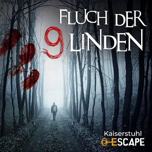 Eine einzelne Person steht auf einem nebligen Waldweg zwischen hohen Bäumen, während der Schriftzug „Fluch der 9 Linden“ auf das Outdoor-Escape-Abenteuer hinweist.