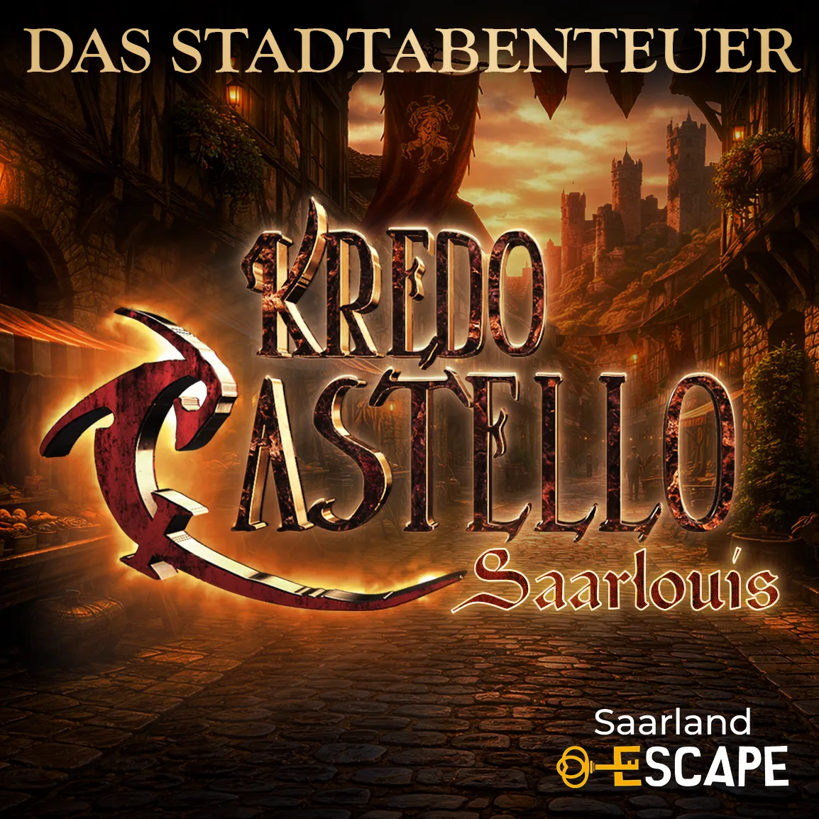 Mittelalterliche Stadtgasse bei Sonnenuntergang mit warmem Laternenlicht, Marktständen und Burg im Hintergrund, darüber der Schriftzug „Kredo Castello Saarlouis- Das Stadtabenteuer